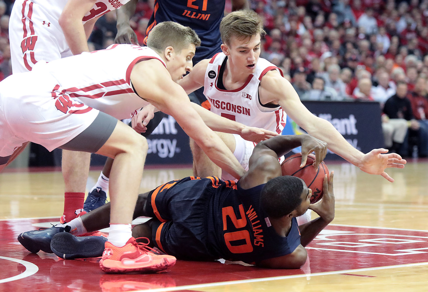 Fighting Illini 71, Badgers 70